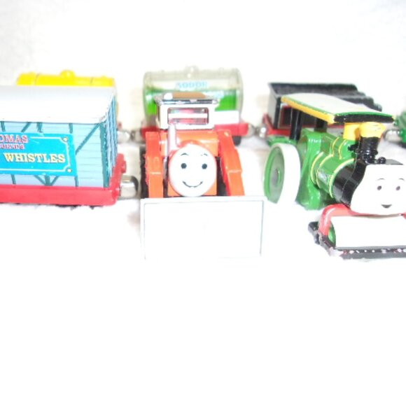 T-176 ST OF 10 THOMAS THE TRAIN MAGNETIC CONNECTING CARS - Picture 4 of 8